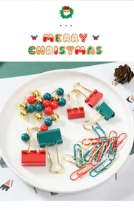 Nahaufnahme von weihnachtlichen roten und grünen Büroklammern und Pins in einem Teller.