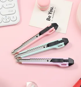 Pastellfarbenes Universalmesser Set mit kompaktem Design, sanfter Klingenführung und feinen Details.