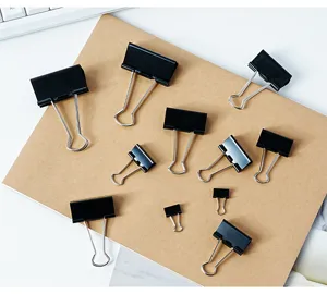 Vue détaillée de pinces à relier noires en métal de plusieurs tailles pour bureau et classement.