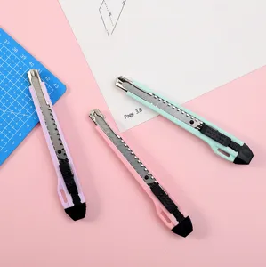 Detailansicht bunter Macaron-Cuttermesser, kompaktes Design für Büro und den täglichen Gebrauch.