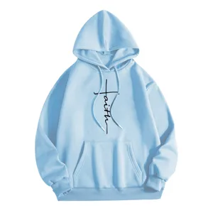 Bequemer hellblauer Kapuzenpullover mit Kordelzug und modischem Faith Front-Print.
