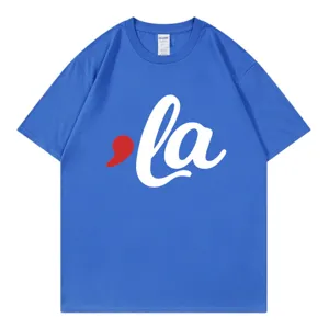 Detailopname van de bedrukte afbeelding en het binnenlabel op het blauwe T-shirt.