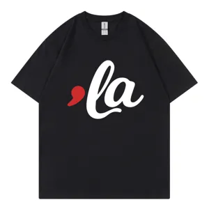 Gedetailleerd overzicht van een zwart katoenen t-shirt met korte mouwen en grafische print.