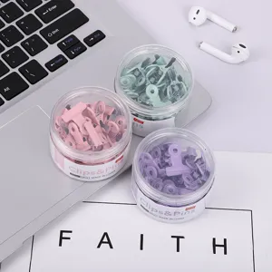 Macaron farbige Binder Clips Set im klaren Glas, kreative Bürobedarf und Papierstifte Detail.