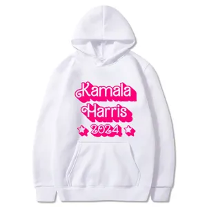 Sudadera con capucha blanca con diseño tipográfico rosa de Kamala Harris 2024 y estrellas.