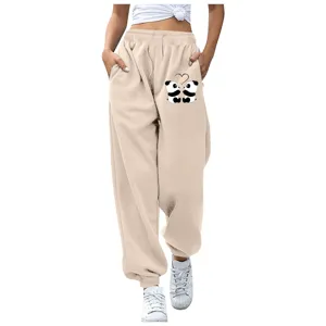 Pantaloni della tuta in pile beige a vita alta, stampa grafica con panda carino e tasche.