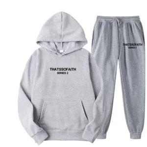 Ensemble de survêtement polaire gris avec sweat à capuche et pantalon à imprimé lettrage chic.