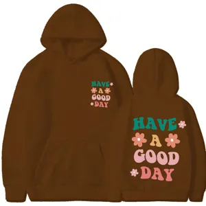 Sweat à capuche marron décontracté avec texte positif rétro et motifs floraux imprimés.
