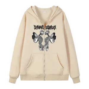 Beige Reißverschluss Kapuzensweatshirt mit gotischem Skelett Schmetterling Motiv auf Brust.