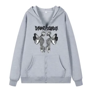 Grauer Kapuzenpullover mit Reißverschluss und gotischem Skelett Schmetterling Motiv.