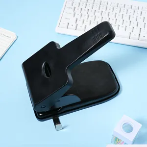 Perforateur de papier noir robuste à double trou pour fournitures de bureau et classement.