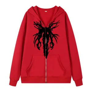 Sweat à capuche rouge zippé avec imprimé gothique sombre, style streetwear tendance.