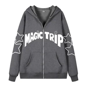 Sudadera gris oscuro con capucha y cremallera, estampado de letras blancas y estrellas.