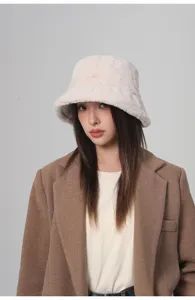 Modelo asiática con un gorro de pescador de peluche rosa para el estilo de invierno