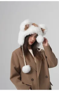 Asiatische Frau mit einer süßen weißen Plüsch-Bärenohr-Fliegermütze für winterliche Wärme