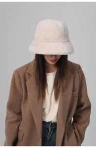 Primer plano de un lindo sombrero de pescador de felpa color rosa claro para invierno
