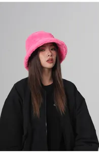 Imagen detallada de un gorro de pescador de piel sintética rosa, ideal para el calor invernal