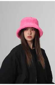 Detalle de alta calidad de un gorro de pescador de felpa rosa vibrante para invierno