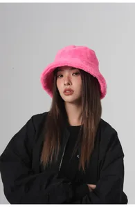 Detalle de un gorro de pescador de piel rosa vibrante para el calor invernal de mujer