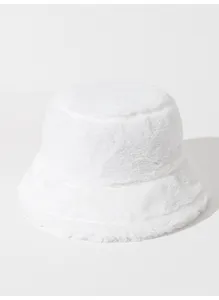 Primer plano de un gorro de pescador de piel sintética blanca con textura suave de invierno