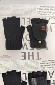 Detalle de guantes convertibles de punto gris oscuro con elemento de calefacción USB