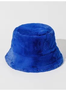 Primer plano de la textura de piel sintética azul de un gorro de pescador de invierno.