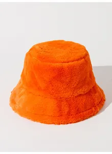 Primer plano de un gorro de pescador de piel sintética naranja brillante para el invierno