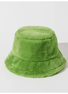 Vista detallada de la suave textura de pelo sintético verde de este gorro de invierno.