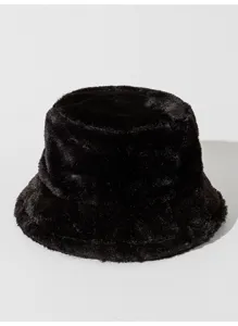 Vista detallada de un sombrero de pescador de piel sintética negra con textura suave y cálida