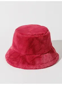 Primer plano de la suave textura de felpa de un sombrero de invierno rosa vibrante
