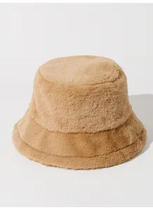 Vista detallada de un gorro de pescador de felpa suave en color camello para el invierno.
