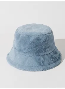 Vista detallada del gorro de pescador azul empolvado con suave textura de felpa invernal