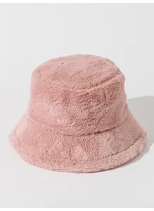 Vista detallada de la textura de piel sintética rosa suave en un gorro de pescador