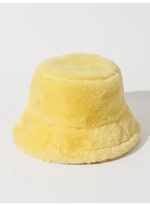 Primer plano de un gorro de pescador amarillo de felpa con textura suave y color vibrante.