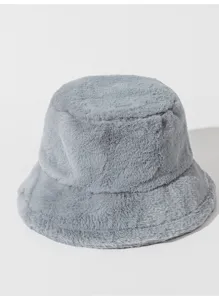 Primer plano de la suave textura de felpa gris del sombrero de pescador de invierno