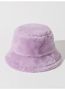 Vista detallada que muestra la suave textura de un gorro de pescador de felpa lavanda