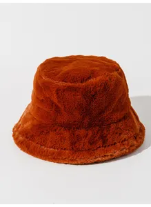 Primer plano de un suave sombrero de pescador de piel sintética naranja para invierno