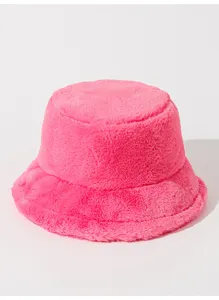 Vista detallada de la suave textura de piel sintética de este gorro de pescador rosa