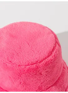 Primer plano de la suave textura de felpa rosa en un acogedor sombrero de pescador