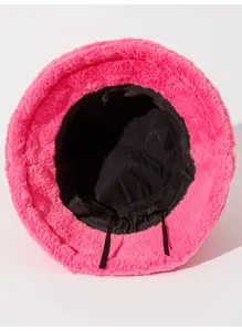Vista interior de un sombrero de pescador rosa peludo con forro negro ajustable