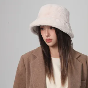 Elegante cappello a secchiello in peluche crema per calore invernale e accessori di moda