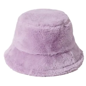 Cappello da pescatore in ecopelliccia color lavanda per l'inverno.