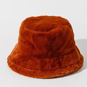Cappello a secchiello in ecopelliccia arancione bruciato per calore e stile invernale.