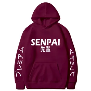 Gros plan détaillé du sweat à capuche bordeaux avec impression sur la poitrine et molleton.
