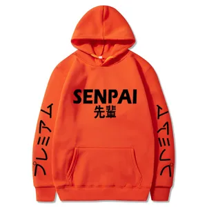 Détail de sweat à capuche en molleton orange avec texte SENPAI et superbes imprimés.