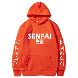 Vue détaillée de la capuche orange de style japonais Senpai avec impression sur les manches.