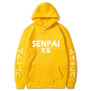 Vue détaillée du sweat à capuche jaune style japonais SENPAI avec impression sur les manches.
