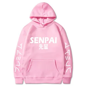 Détail de sweat à capuche rose avec impression sur la poitrine et typographie japonaise.
