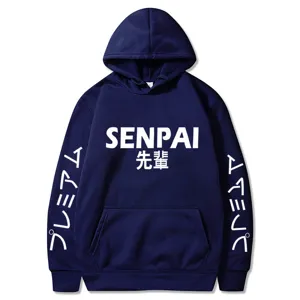 Vue détaillée du sweat à capuche en molleton bleu marine avec motifs Senpai blancs élégants.