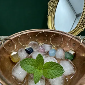 Ensemble de charmes de verre à vin en cristal brut naturel, marqueurs de pierres de naissance.
